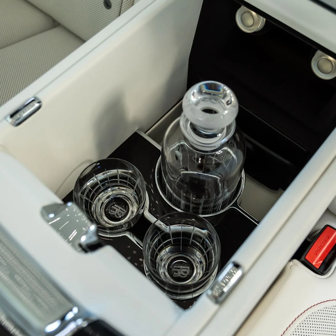 2025 Rolls-Royce Cullinan Black Badge angeboten von einem Fachhändler in Dubai, Vereinigte Arabische Emirate, Foto 10 von 16
