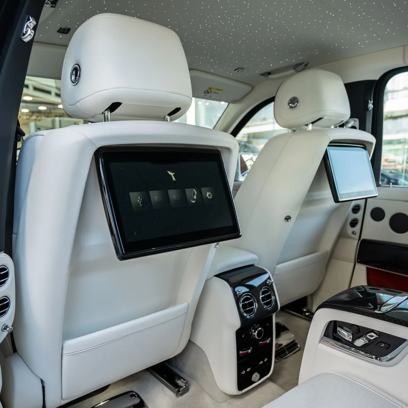 2025 Rolls-Royce Cullinan Black Badge angeboten von einem Fachhändler in Dubai, Vereinigte Arabische Emirate, Foto 12 von 16