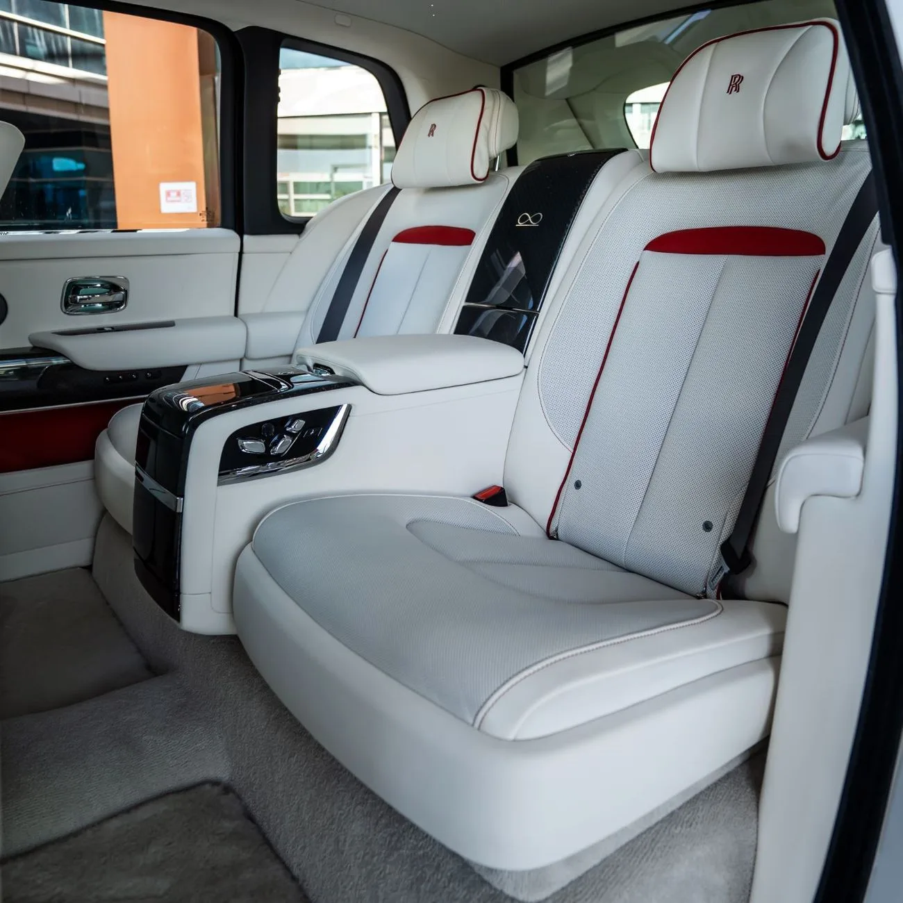 2025 Rolls-Royce Cullinan Black Badge angeboten von einem Fachhändler in Dubai, Vereinigte Arabische Emirate, Foto 13 von 16