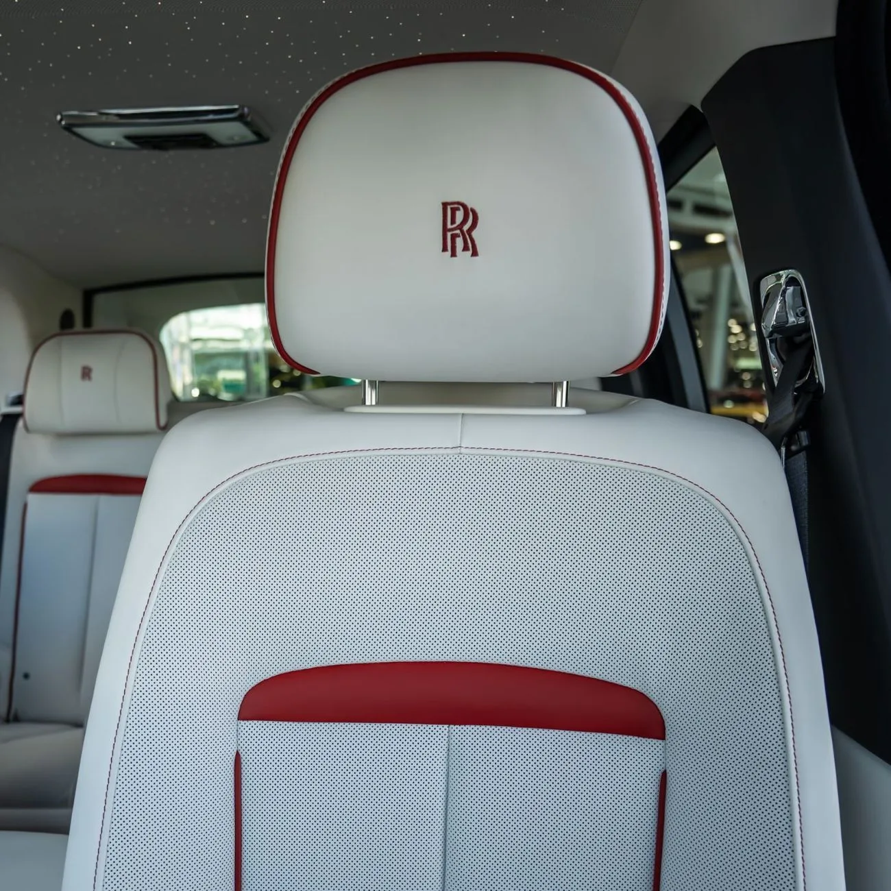 2025 Rolls-Royce Cullinan Black Badge angeboten von einem Fachhändler in Dubai, Vereinigte Arabische Emirate, Foto 14 von 16