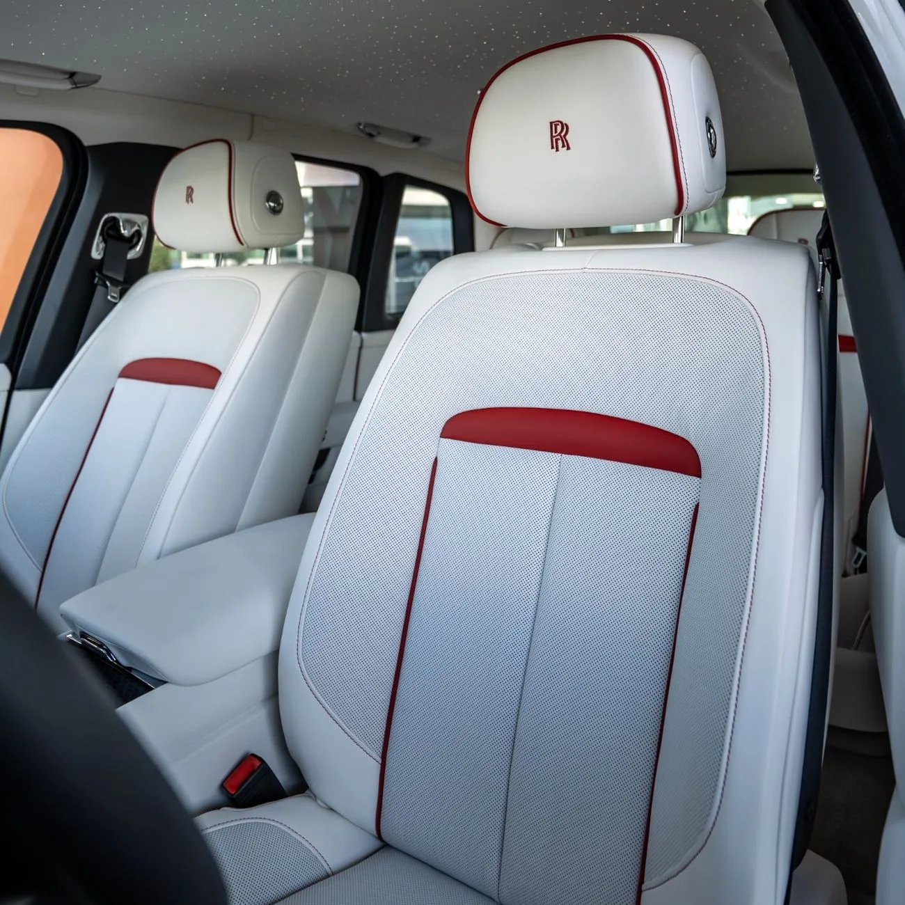 2025 Rolls-Royce Cullinan Black Badge angeboten von einem Fachhändler in Dubai, Vereinigte Arabische Emirate, Foto 16 von 16