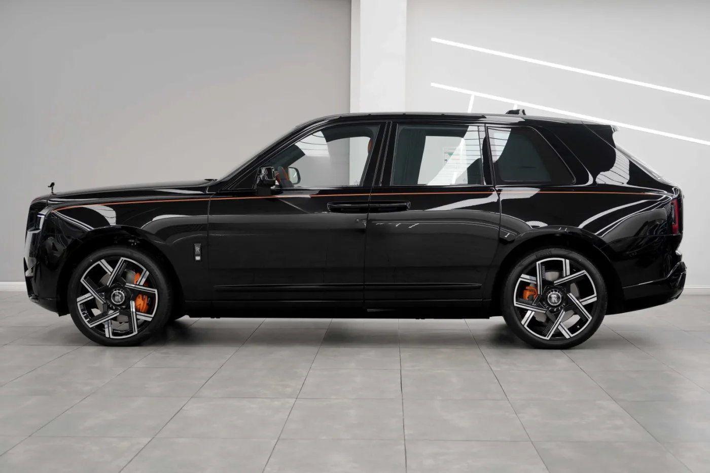 2025 Rolls-Royce Cullinan Black Badge proposée par un concessionnaire spécialisé à Dubai, Émirats arabes unis, photo 3 sur 10