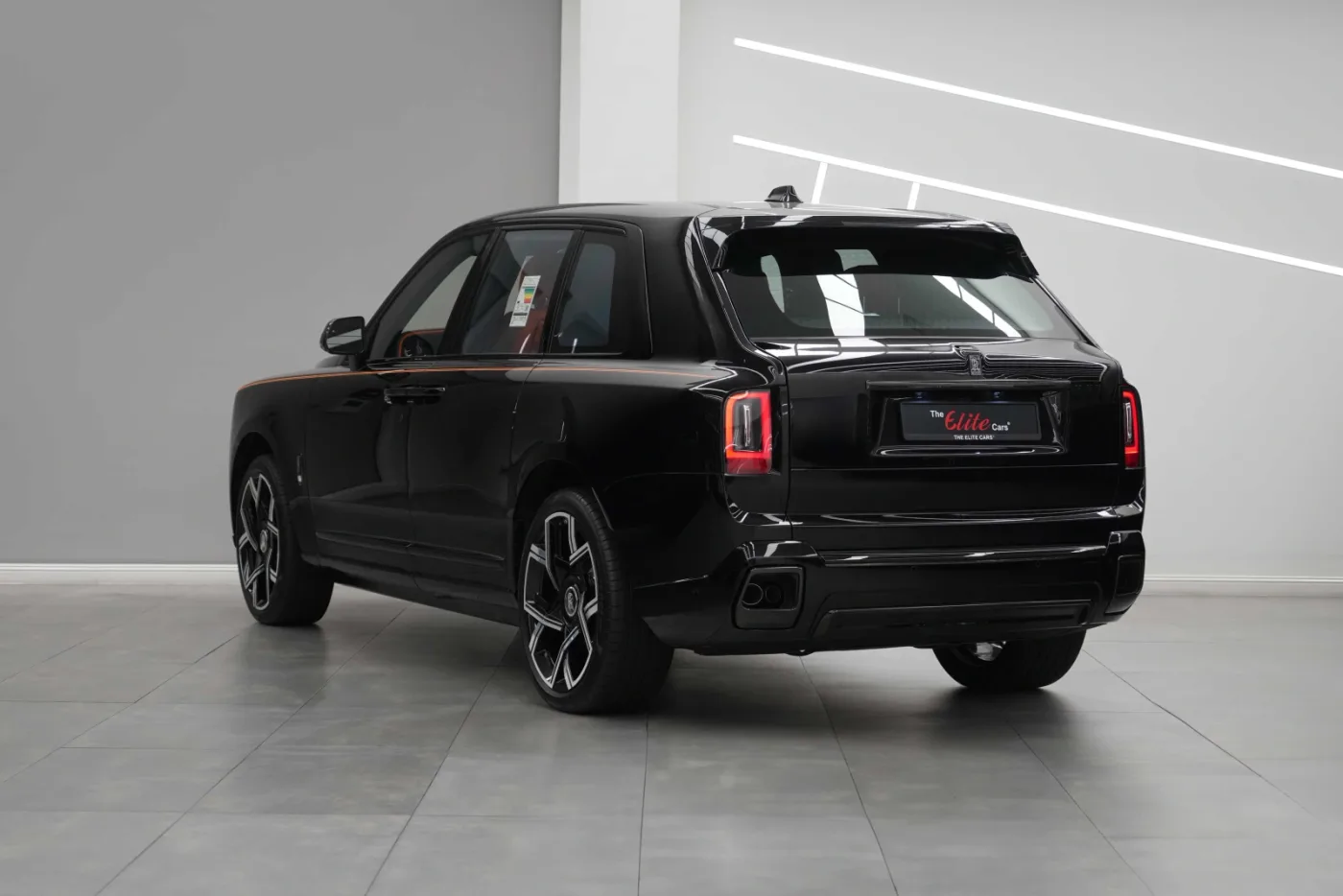 2025 Rolls-Royce Cullinan Black Badge proposée par un concessionnaire spécialisé à Dubai, Émirats arabes unis, photo 5 sur 10