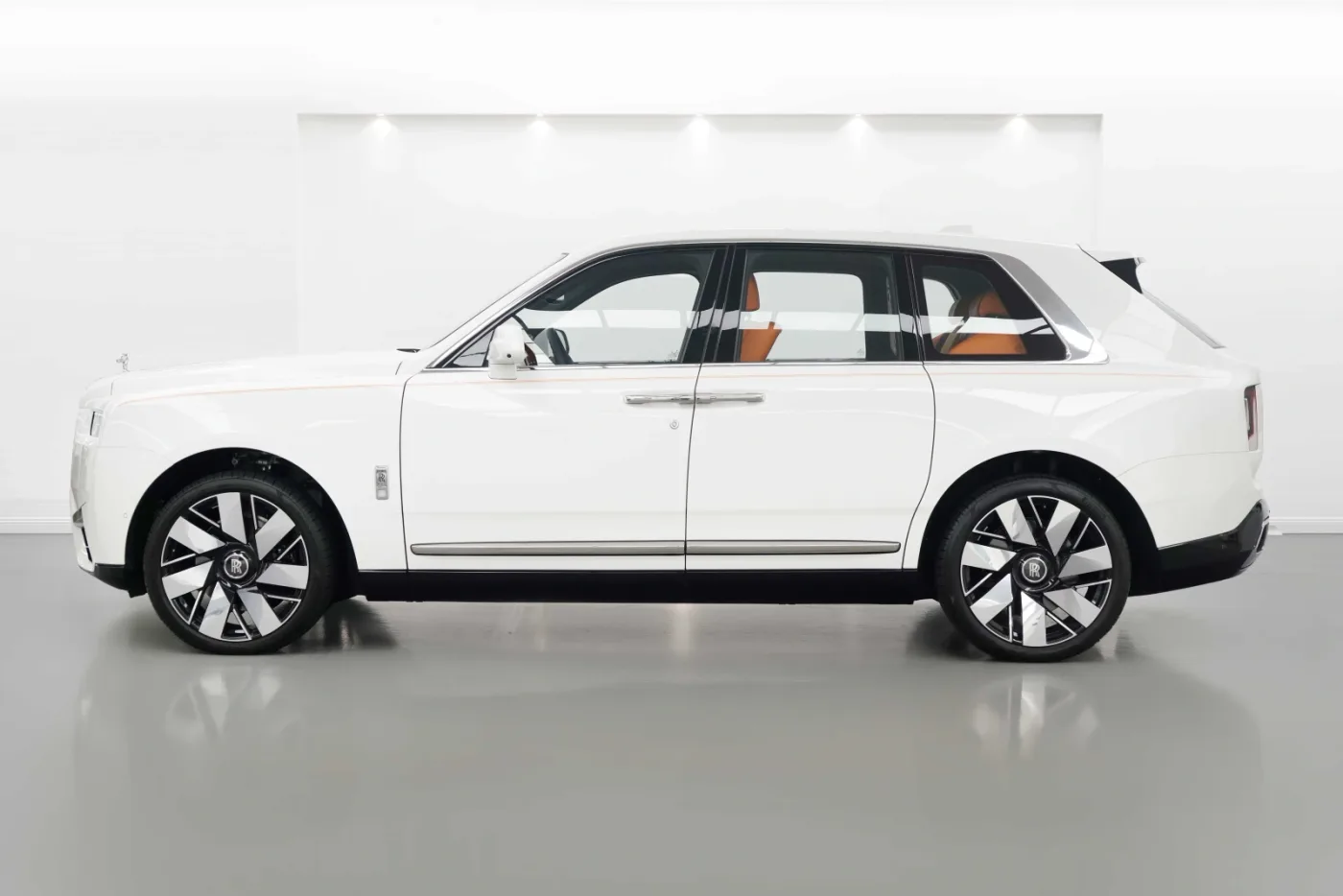 2025 Rolls-Royce Cullinan Silver Badge proposée par un concessionnaire spécialisé à Dubai, Émirats arabes unis, photo 3 sur 10