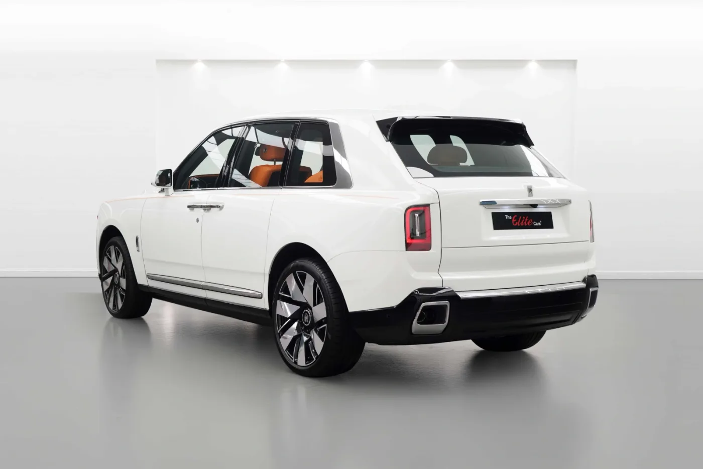 2025 Rolls-Royce Cullinan Silver Badge proposée par un concessionnaire spécialisé à Dubai, Émirats arabes unis, photo 5 sur 10