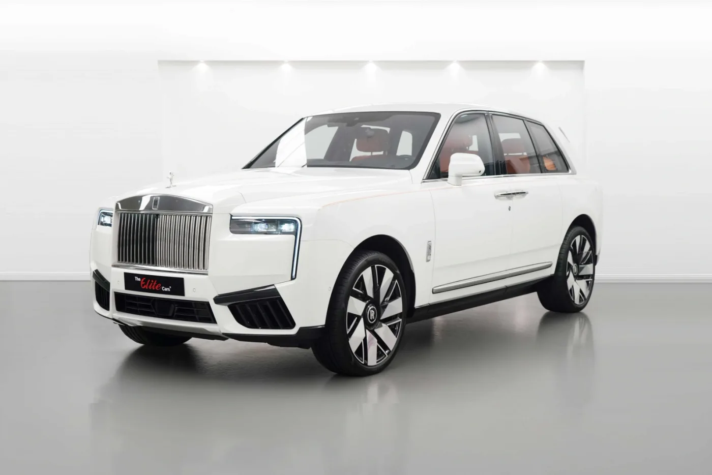 2025 Rolls-Royce Cullinan Silver Badge proposée par un concessionnaire spécialisé à Dubai, Émirats arabes unis, photo 8 sur 10