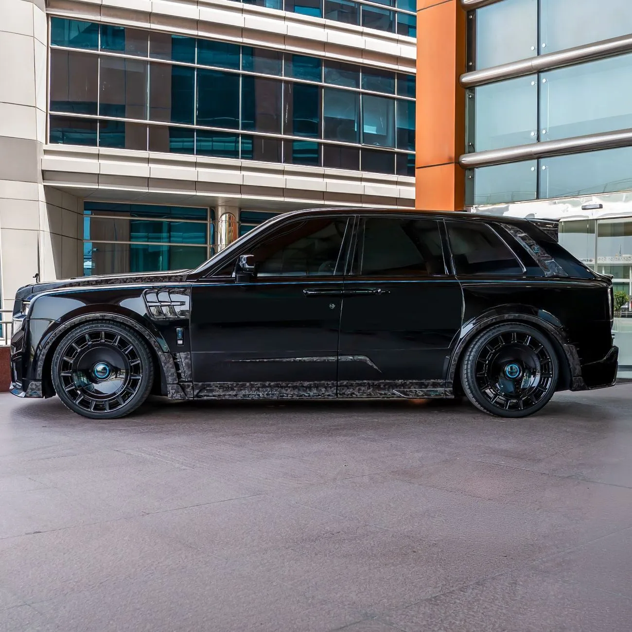 2025 Rolls-Royce Cullinan Mansory proposée par un concessionnaire spécialisé à Dubai, Émirats arabes unis, photo 3 sur 21