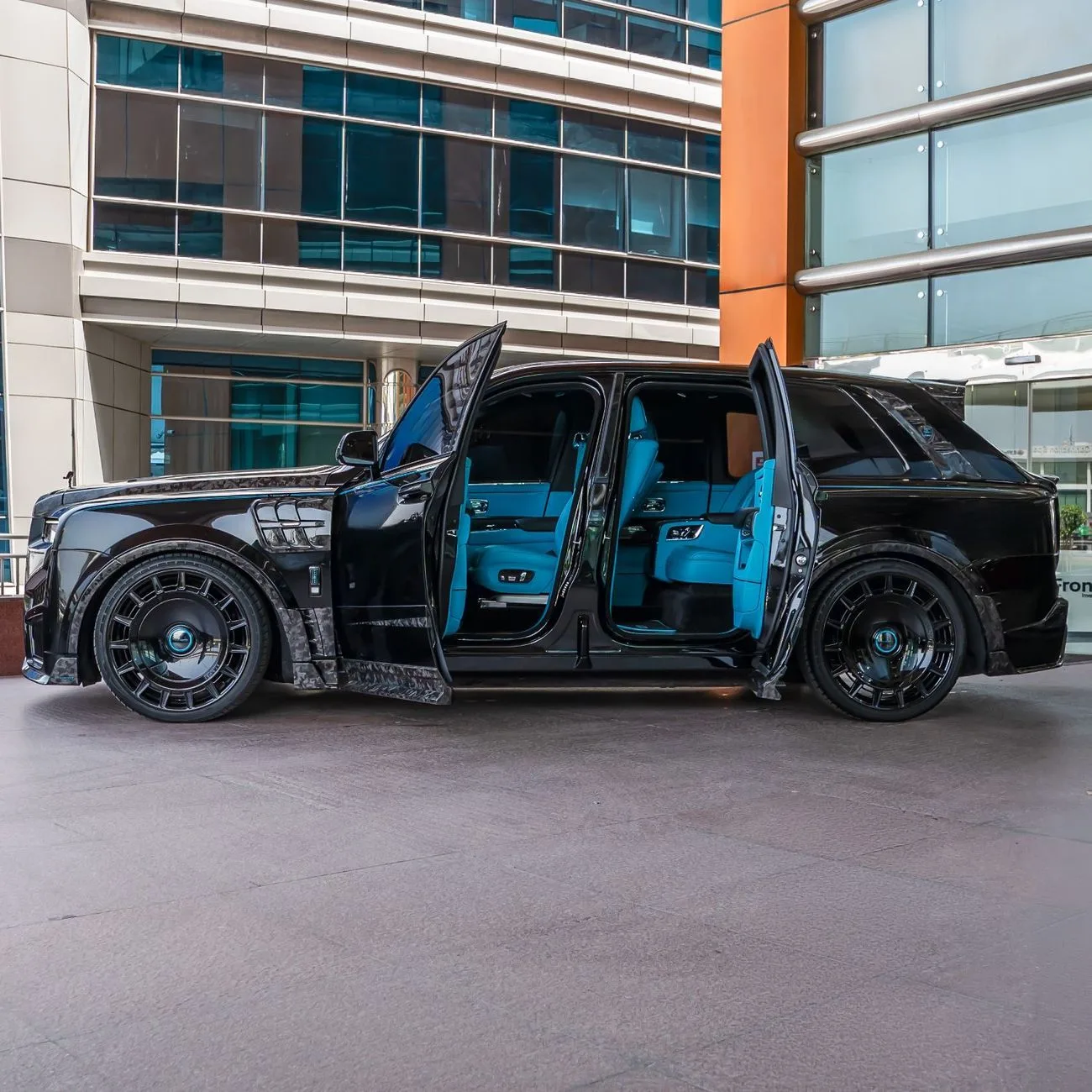 2025 Rolls-Royce Cullinan Mansory proposée par un concessionnaire spécialisé à Dubai, Émirats arabes unis, photo 4 sur 21