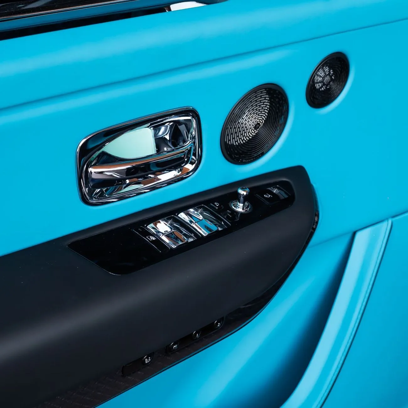 2025 Rolls-Royce Cullinan Mansory proposée par un concessionnaire spécialisé à Dubai, Émirats arabes unis, photo 7 sur 21