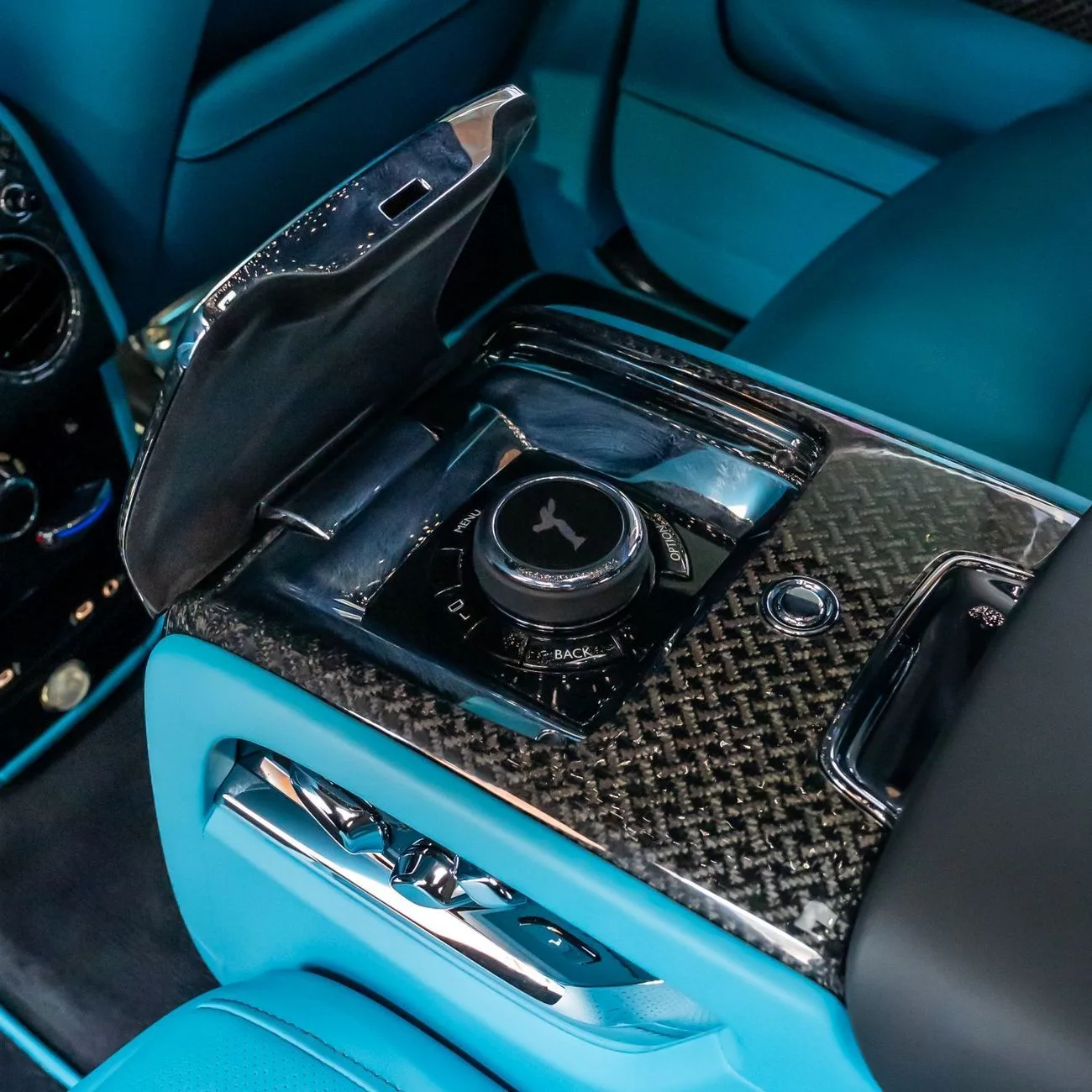 2025 Rolls-Royce Cullinan Mansory proposée par un concessionnaire spécialisé à Dubai, Émirats arabes unis, photo 12 sur 21