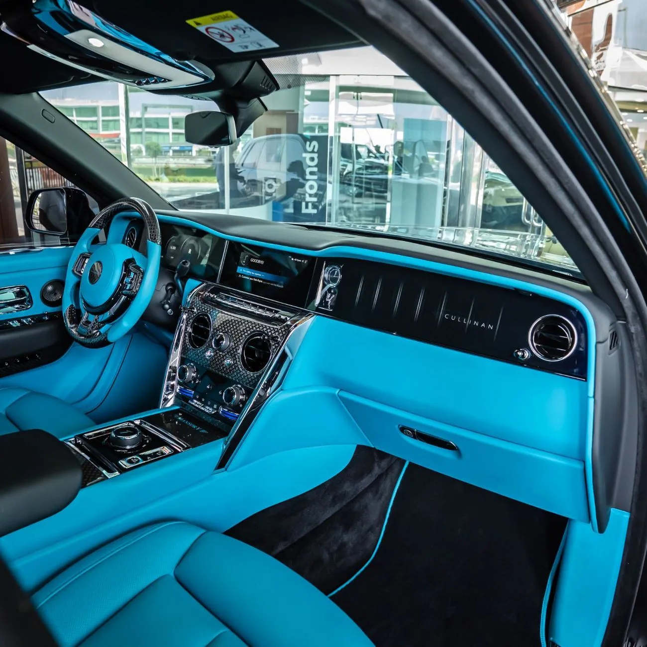 2025 Rolls-Royce Cullinan Mansory proposée par un concessionnaire spécialisé à Dubai, Émirats arabes unis, photo 13 sur 21