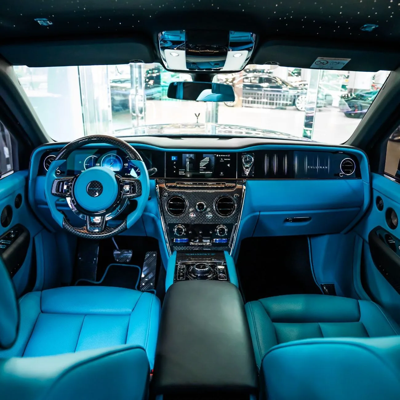 2025 Rolls-Royce Cullinan Mansory proposée par un concessionnaire spécialisé à Dubai, Émirats arabes unis, photo 17 sur 21