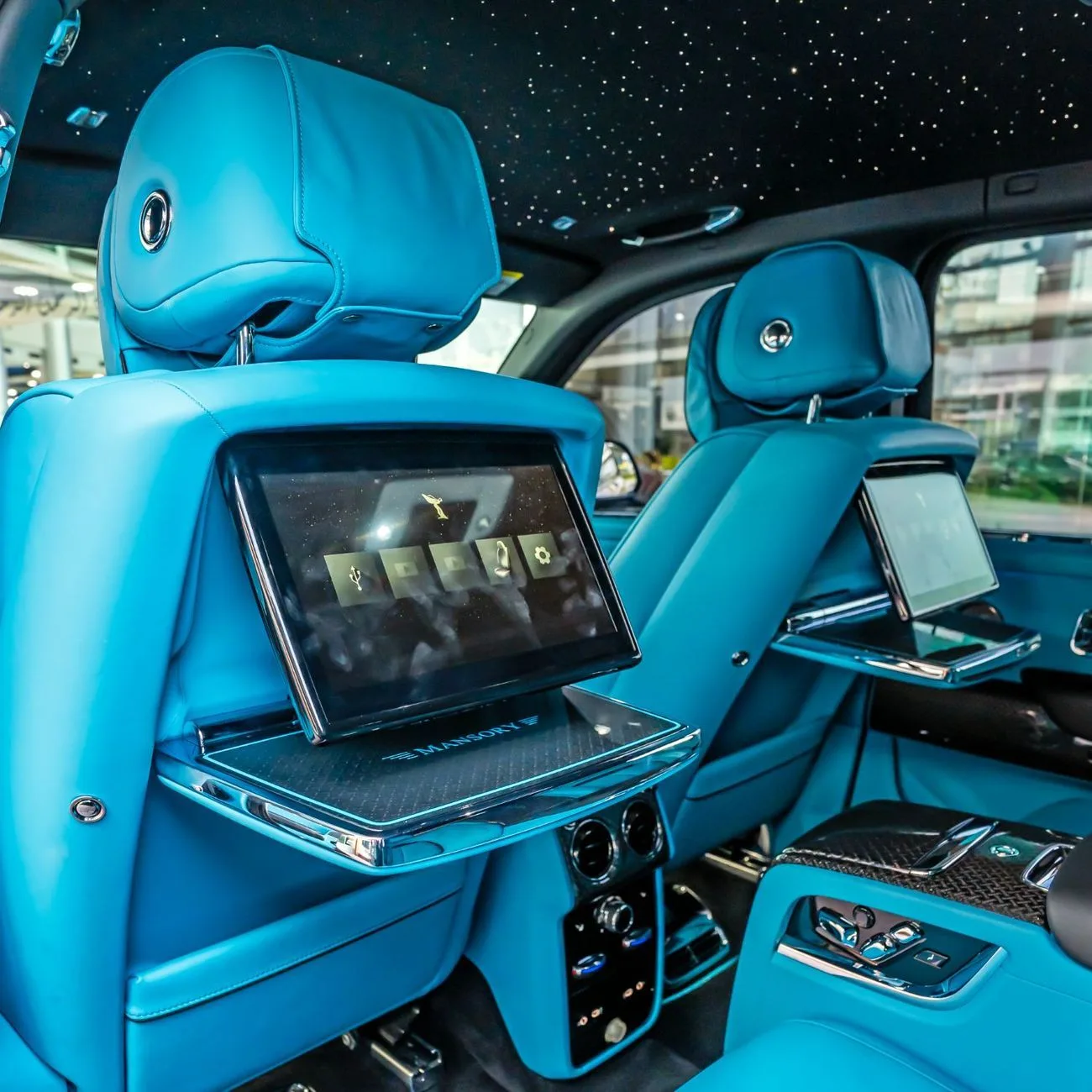 2025 Rolls-Royce Cullinan Mansory proposée par un concessionnaire spécialisé à Dubai, Émirats arabes unis, photo 18 sur 21