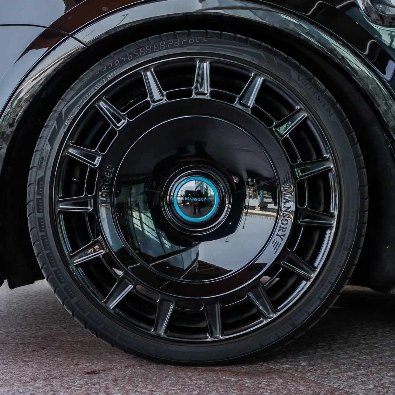 2025 Rolls-Royce Cullinan Mansory proposée par un concessionnaire spécialisé à Dubai, Émirats arabes unis, photo 21 sur 21