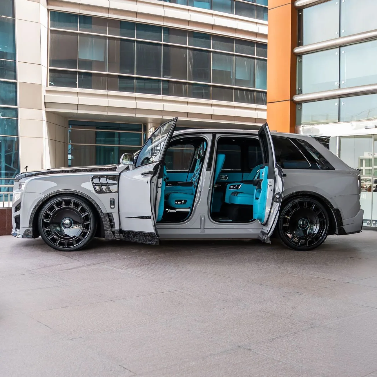 2025 Rolls-Royce Cullinan Mansory angeboten von einem Fachhändler in Dubai, Vereinigte Arabische Emirate, Foto 2 von 23