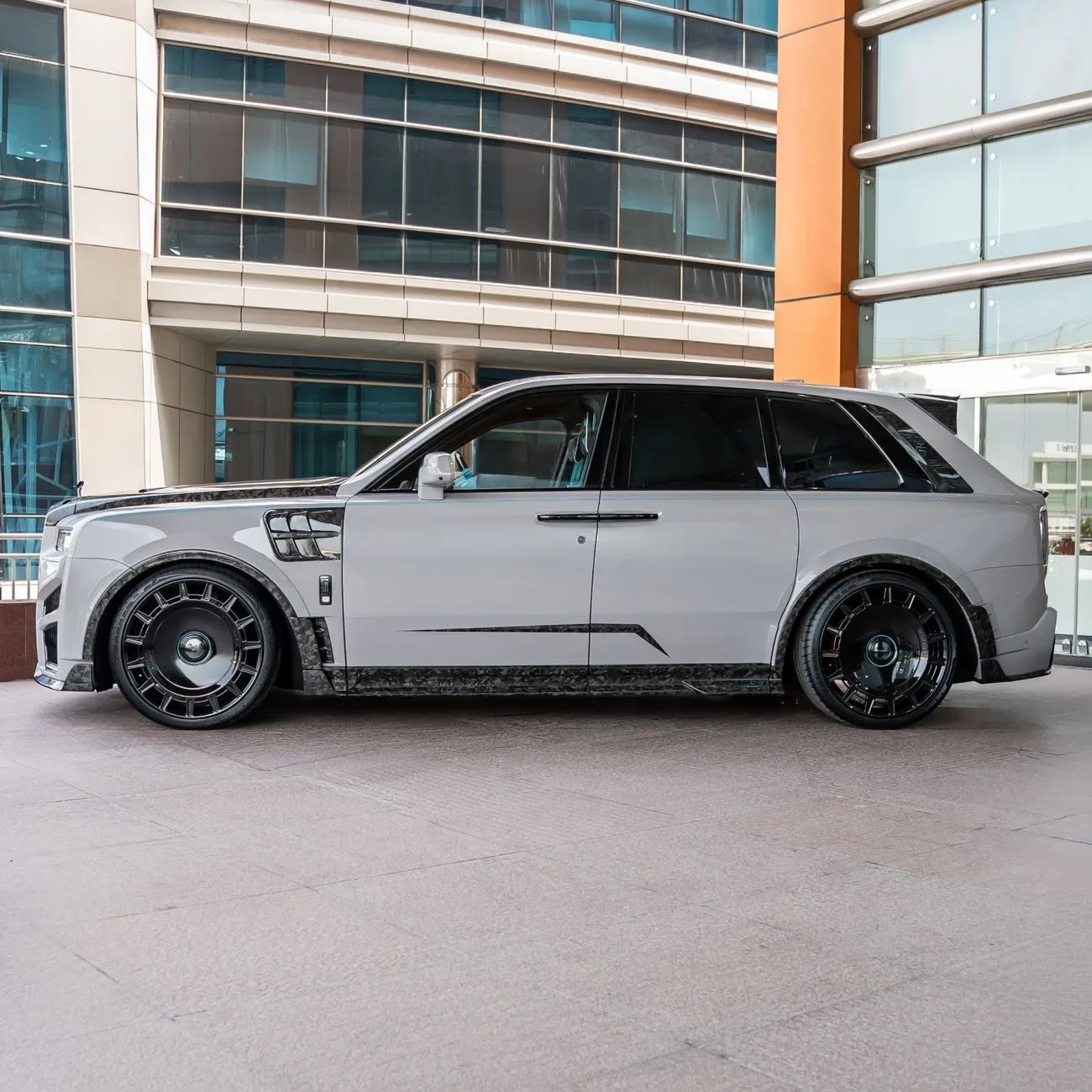 2025 Rolls-Royce Cullinan Mansory angeboten von einem Fachhändler in Dubai, Vereinigte Arabische Emirate, Foto 4 von 23