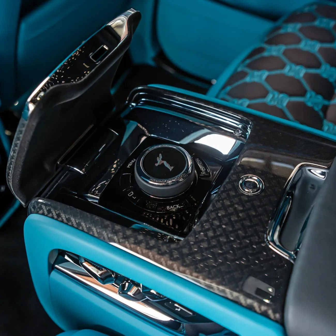 2025 Rolls-Royce Cullinan Mansory angeboten von einem Fachhändler in Dubai, Vereinigte Arabische Emirate, Foto 9 von 23
