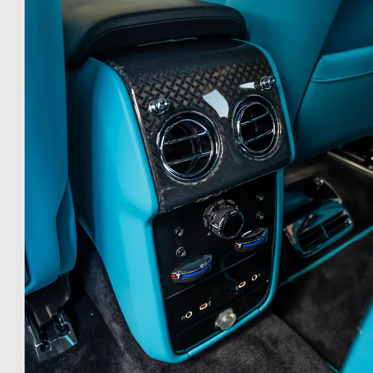 2025 Rolls-Royce Cullinan Mansory angeboten von einem Fachhändler in Dubai, Vereinigte Arabische Emirate, Foto 10 von 23