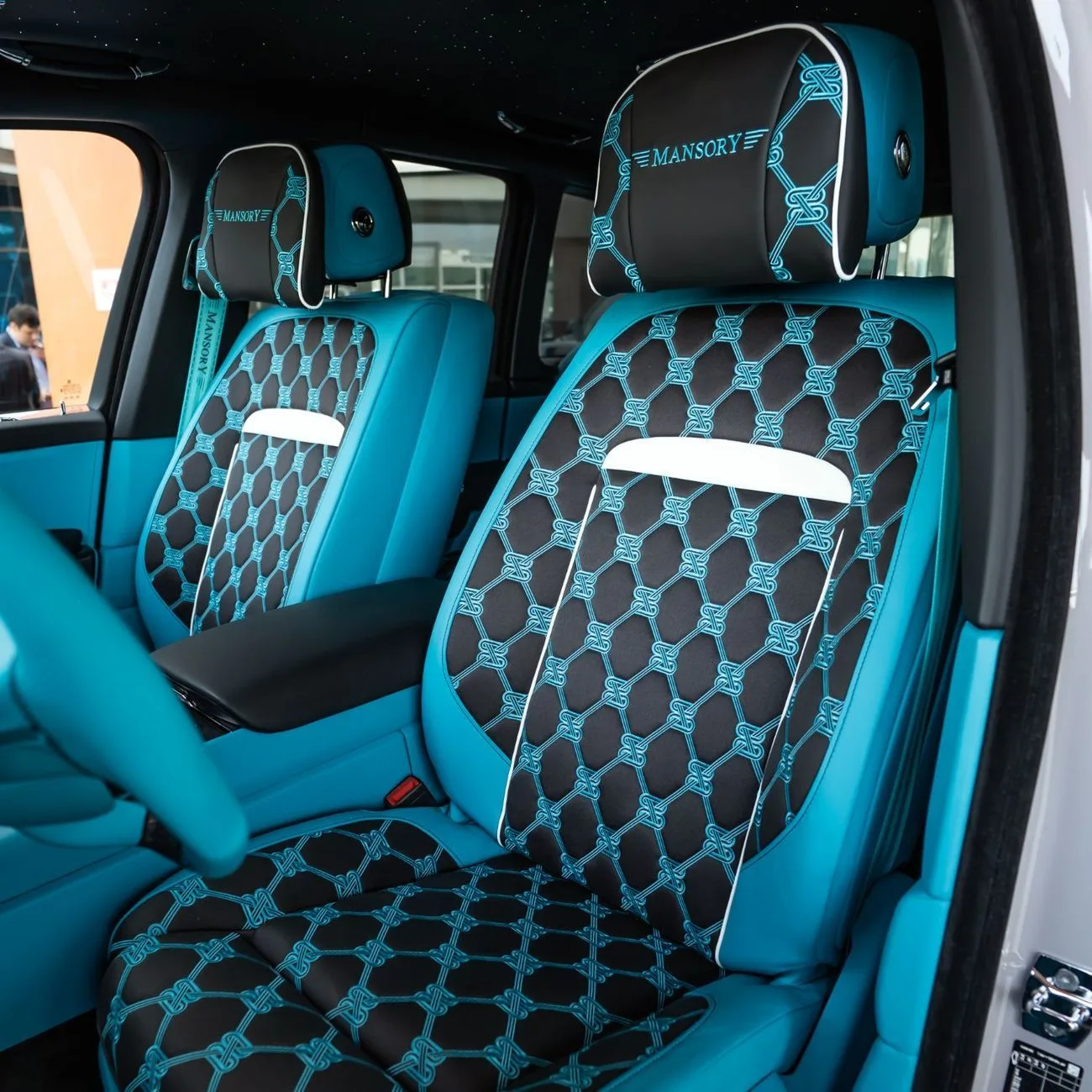 2025 Rolls-Royce Cullinan Mansory angeboten von einem Fachhändler in Dubai, Vereinigte Arabische Emirate, Foto 11 von 23