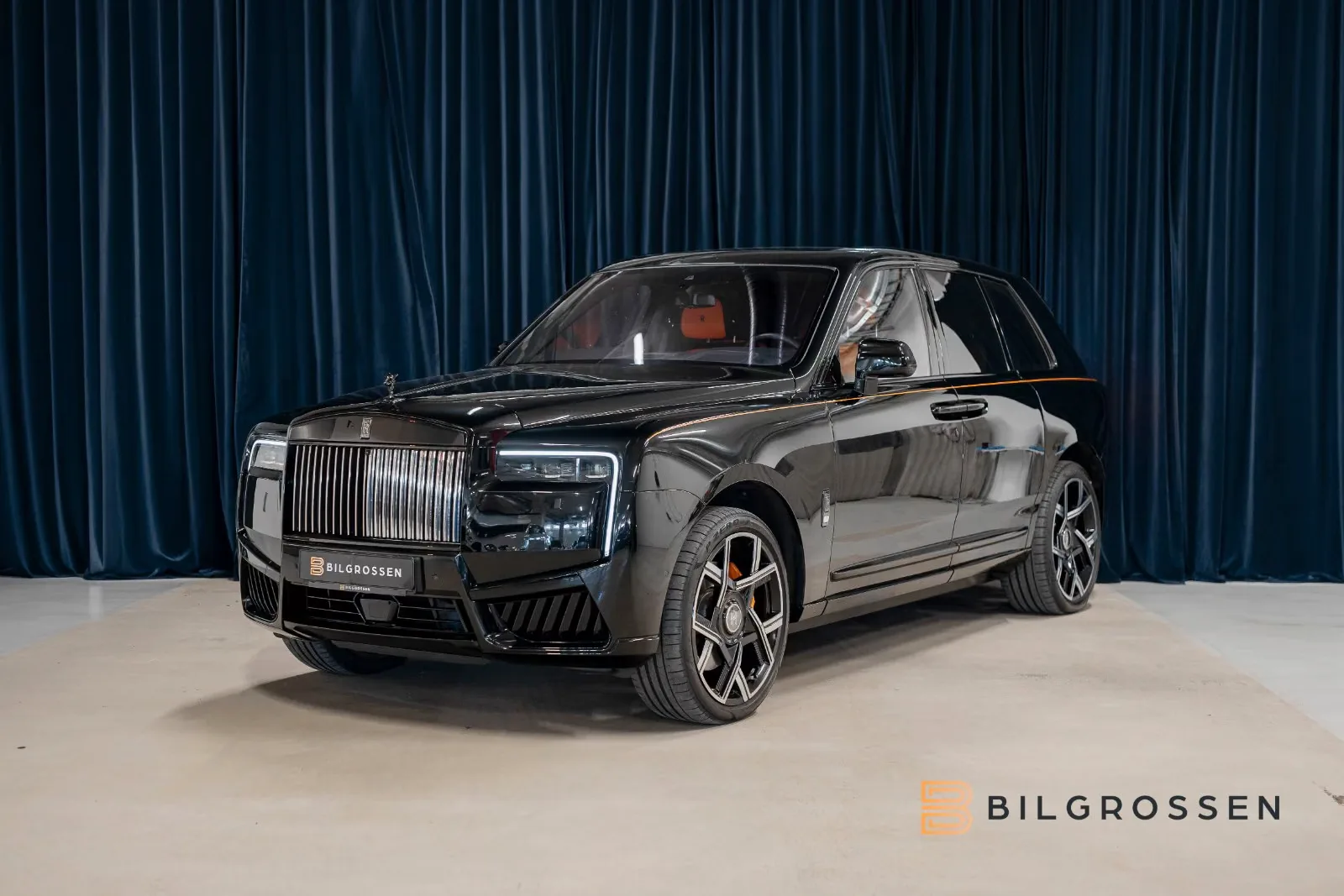 2025 Rolls-Royce Cullinan Series II Black Badge proposée par un concessionnaire spécialisé à Täby, Suède, photo principale