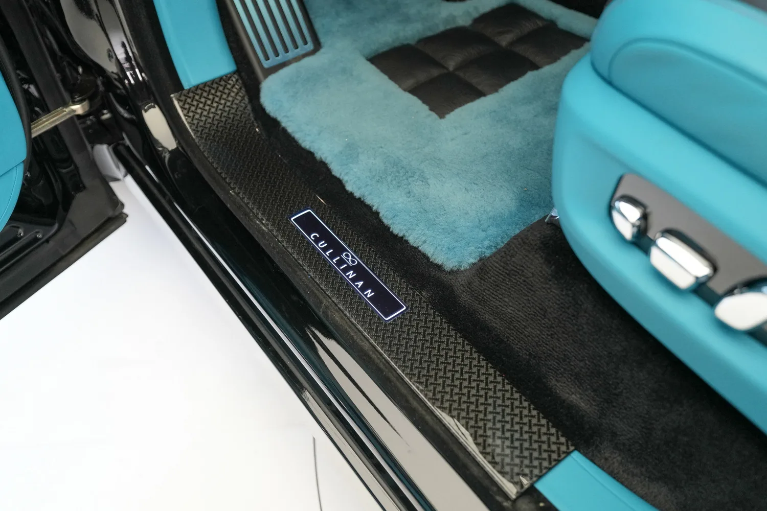 2025 Rolls-Royce Cullinan Series II Black Badge, 2/17