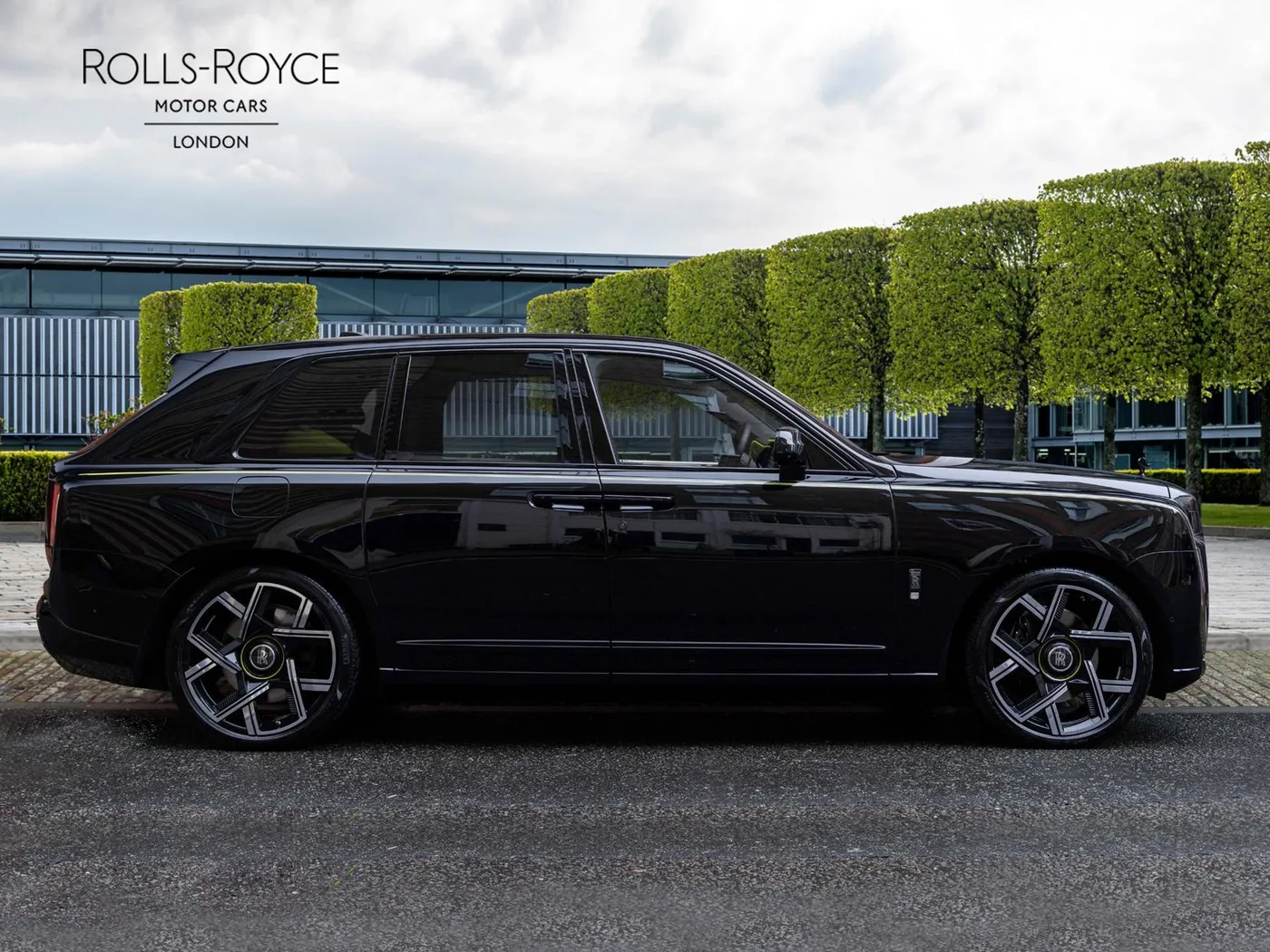 2025 Rolls-Royce Cullinan Black Badge angeboten von einer Vertragshändlergruppe in London, Vereinigtes Königreich, Foto 3 von 25