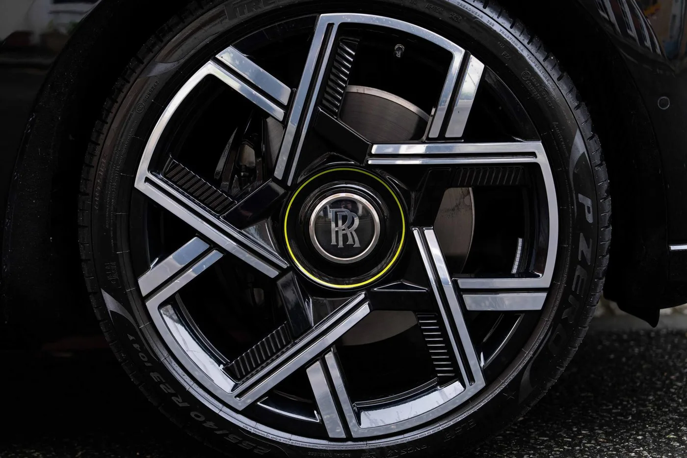 2025 Rolls-Royce Cullinan Black Badge angeboten von einer Vertragshändlergruppe in London, Vereinigtes Königreich, Foto 9 von 25