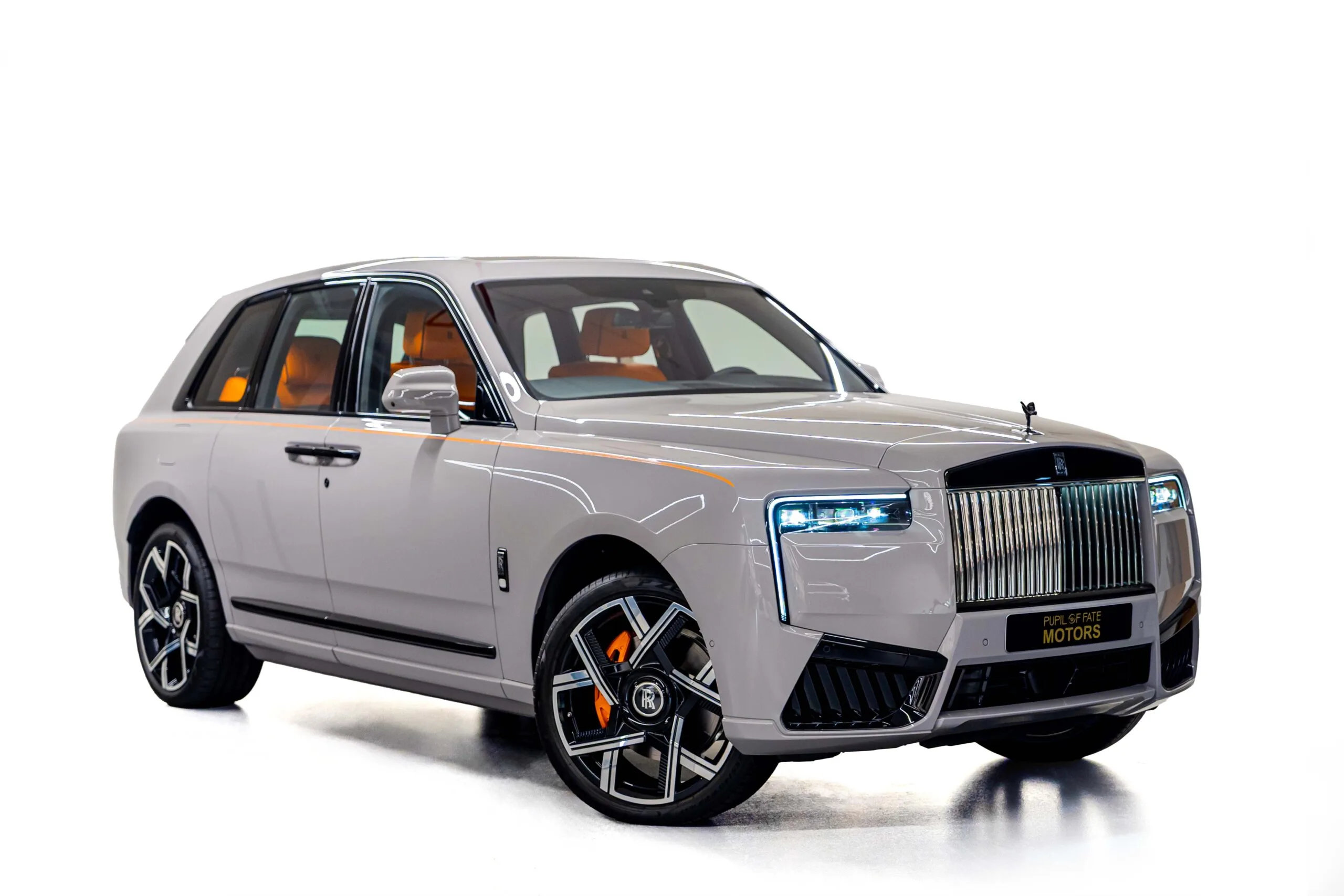 2025 Rolls-Royce Cullinan Series II Black Badge proposée par un concessionnaire spécialisé à Dubaï, Émirats arabes unis, photo principale