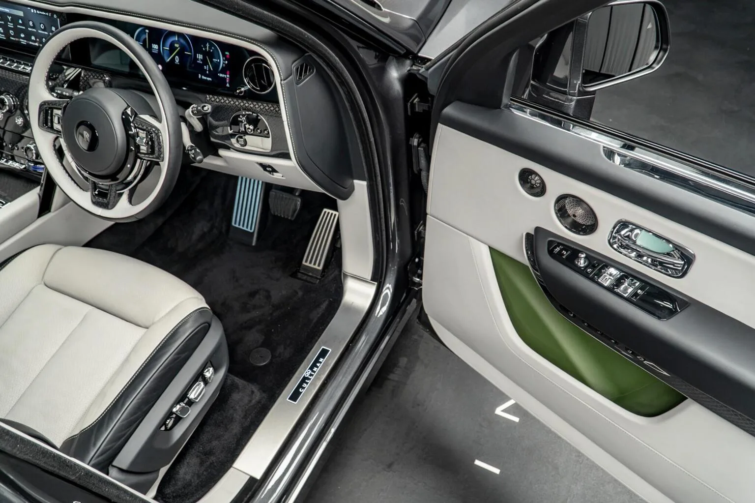 2025 Rolls-Royce Cullinan Series II Black Badge, 28/30