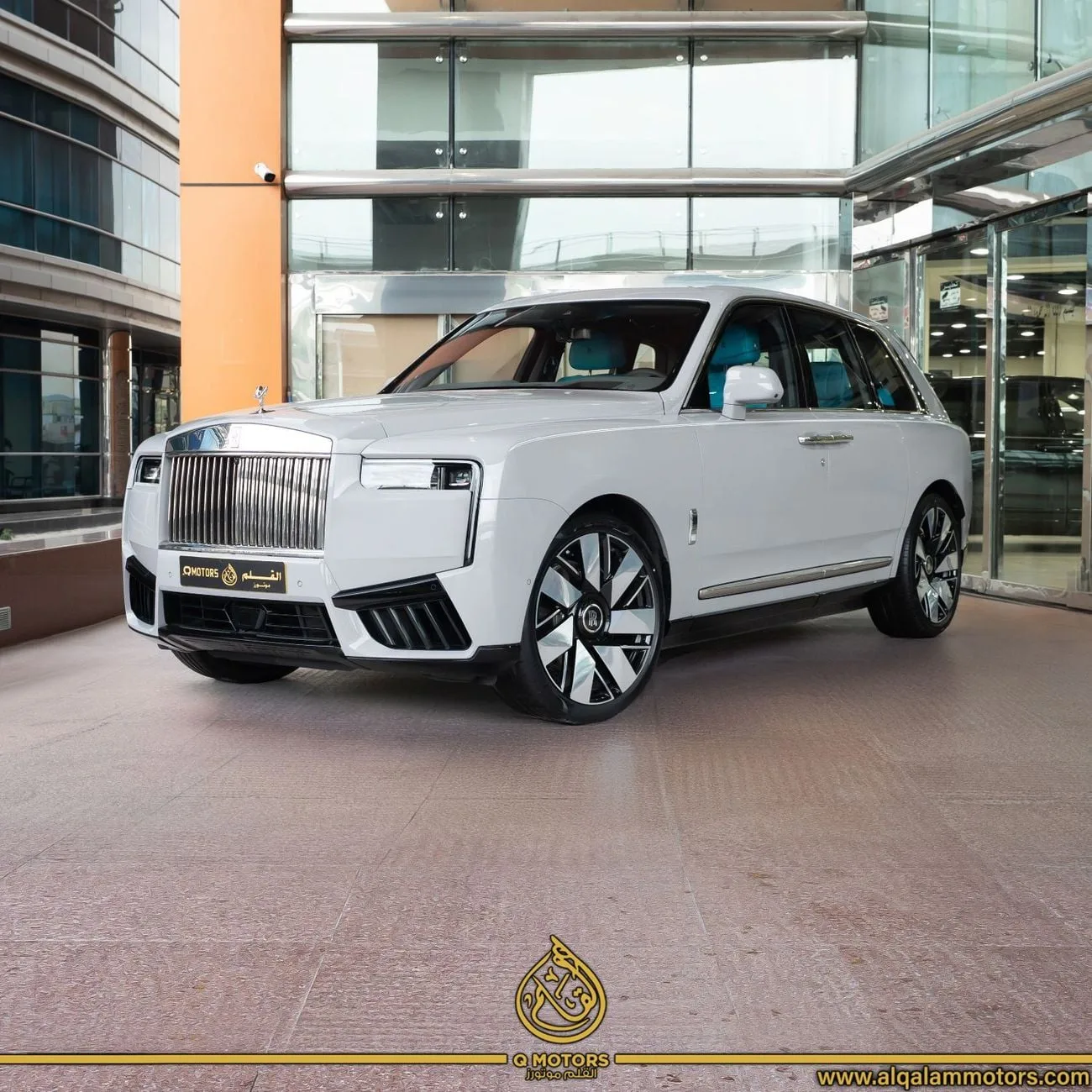 2025 Rolls-Royce Cullinan Silver Badge angeboten von einem Spezialhändler in Dubai, Vereinigte Arabische Emirate, Hauptfoto