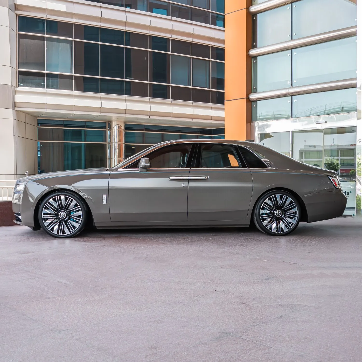 2025 Rolls-Royce Ghost angeboten von einem Fachhändler in Dubai, Vereinigte Arabische Emirate, Foto 4 von 21