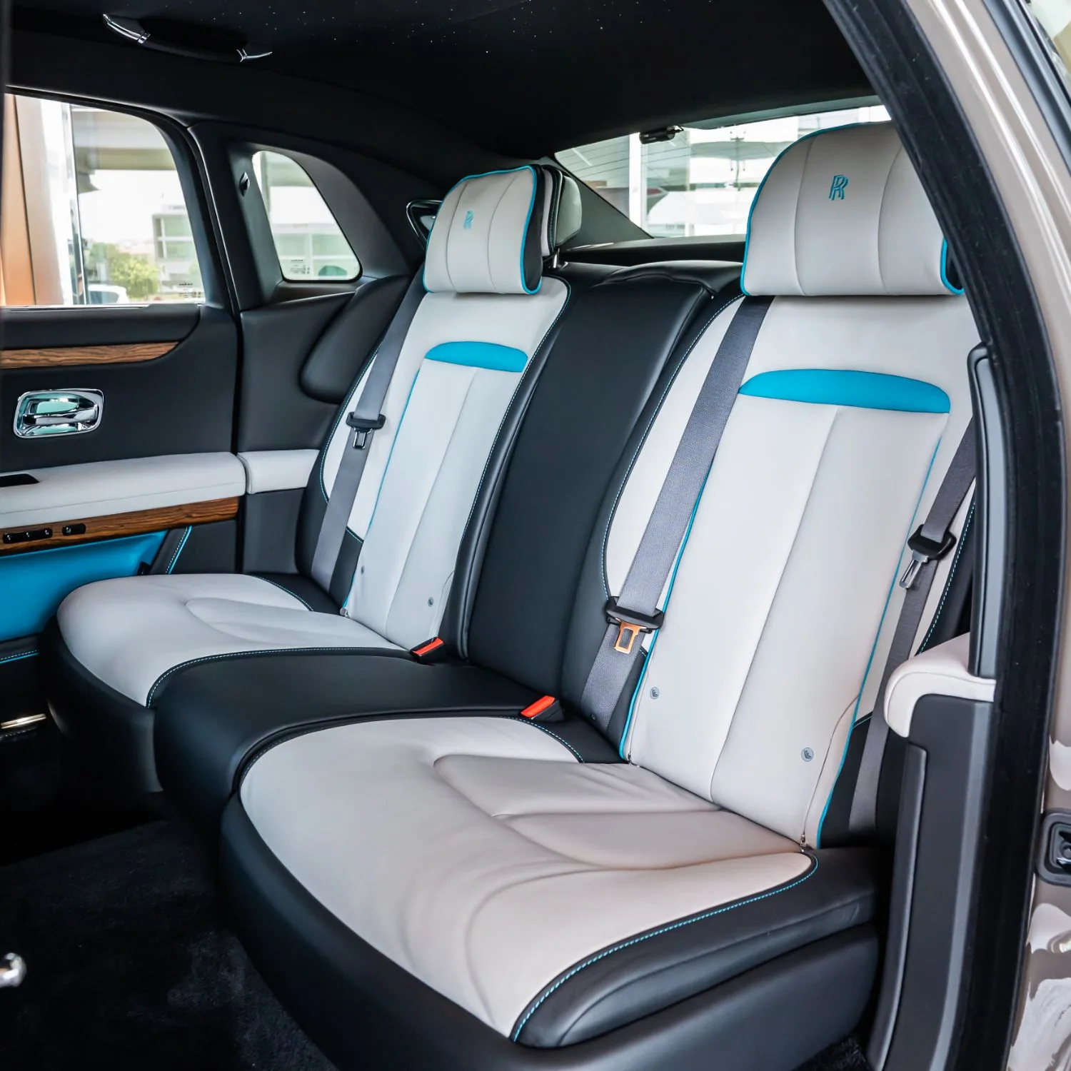 2025 Rolls-Royce Ghost angeboten von einem Fachhändler in Dubai, Vereinigte Arabische Emirate, Foto 12 von 21