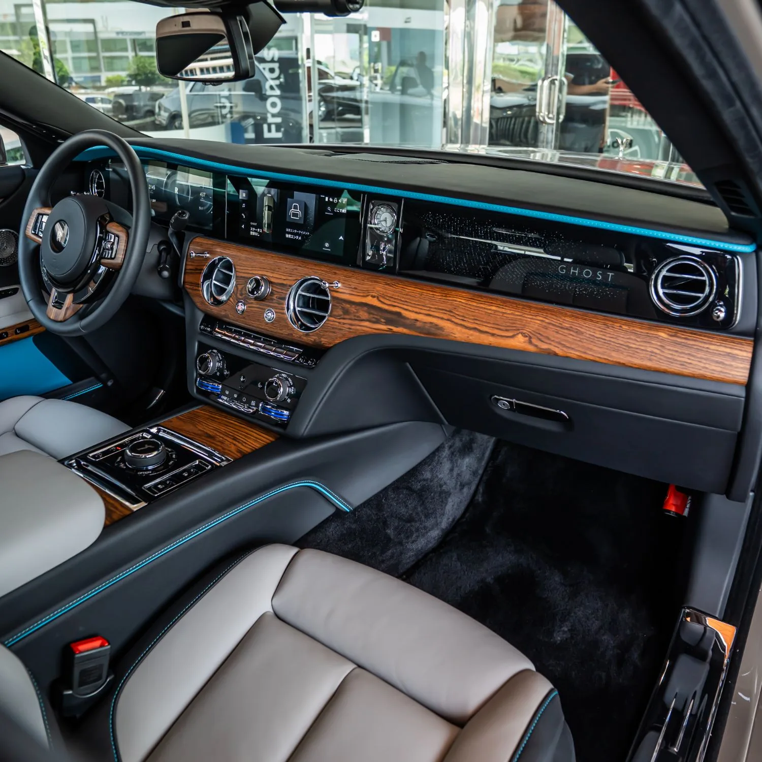 2025 Rolls-Royce Ghost angeboten von einem Fachhändler in Dubai, Vereinigte Arabische Emirate, Foto 14 von 21