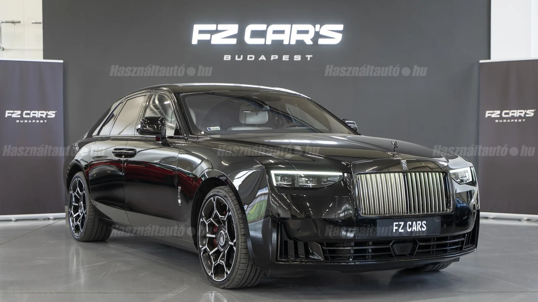 2025 Rolls-Royce Ghost Black Badge en un concesionario especializado de Budapest, Hungría, foto principal