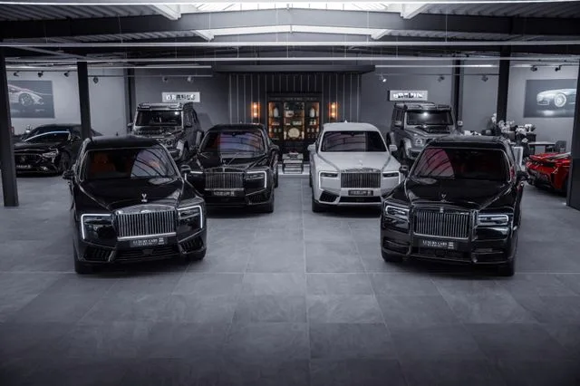 2025 Rolls-Royce Ghost Black Badge proposta da un concessionario specializzato a Schenefeld, Germania, foto principale