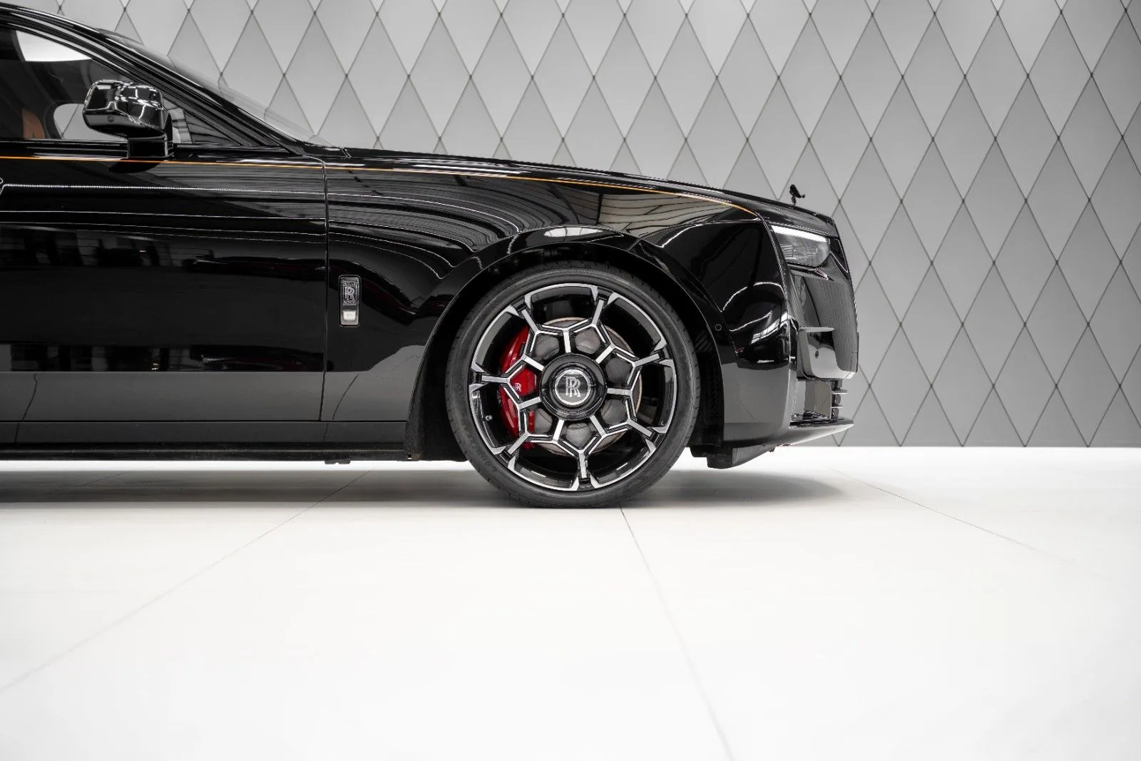 2025 Rolls-Royce Ghost Black Badge proposée par un spécialiste de la supercar à Schenefeld, Allemagne, photo principale