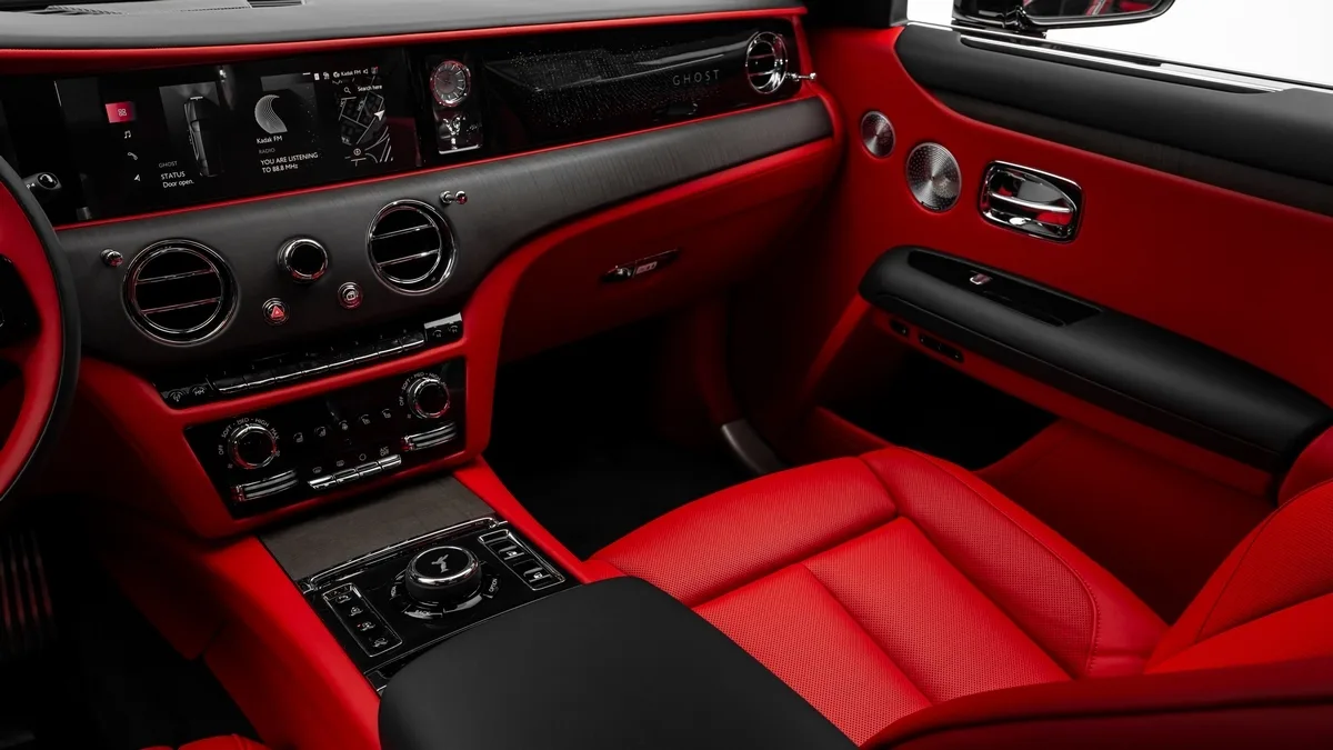 2025 Rolls-Royce Ghost Extended proposée par un concessionnaire spécialisé à Dubai, Émirats arabes unis, photo 15 sur 25