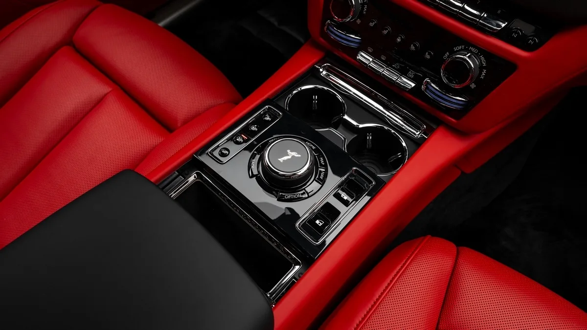 2025 Rolls-Royce Ghost Extended proposée par un concessionnaire spécialisé à Dubai, Émirats arabes unis, photo 18 sur 25