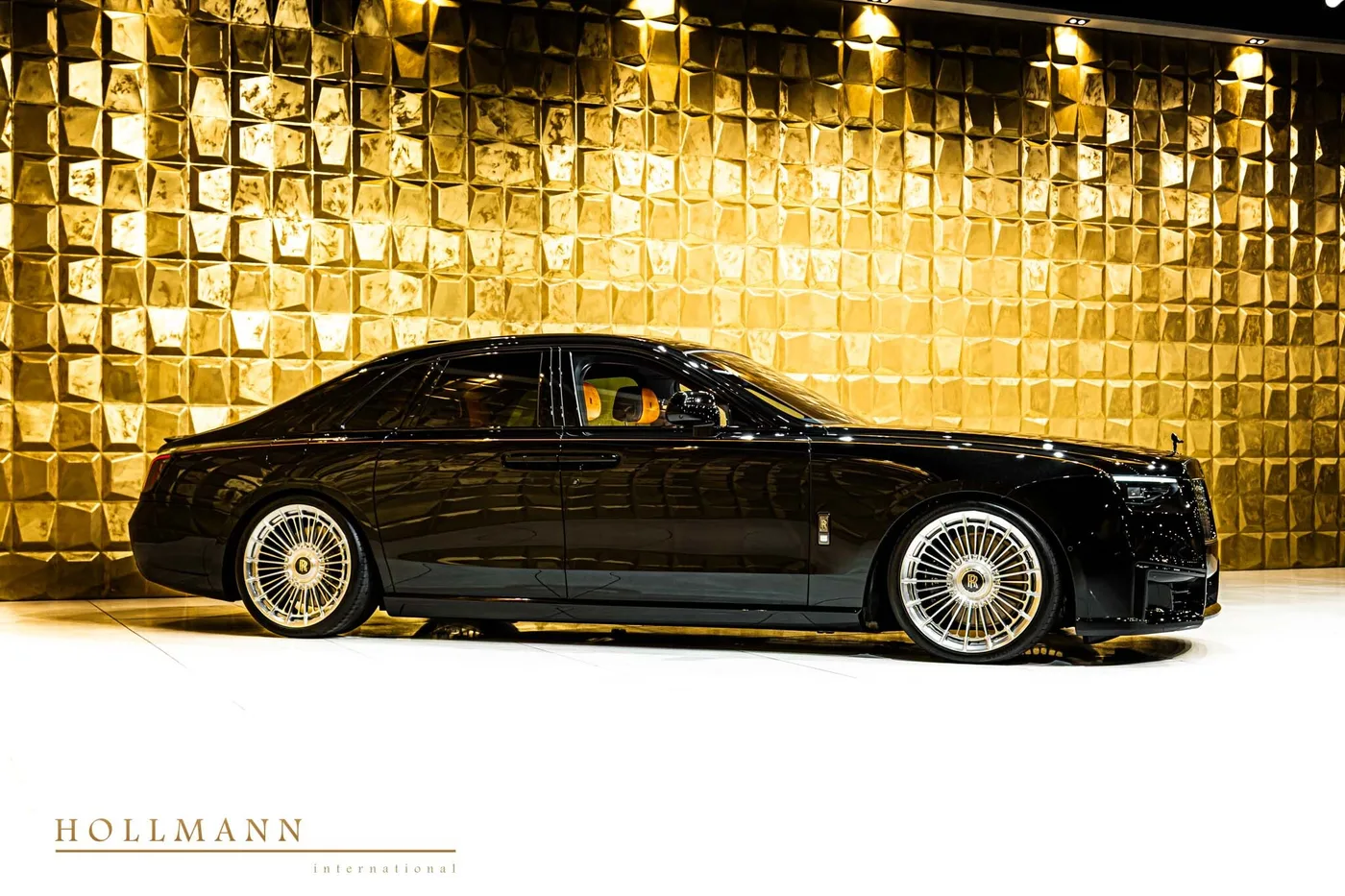 2025 Rolls-Royce Ghost Black Badge offered by a specialist dealer in Stuhr, Germany, photo 2 of 8