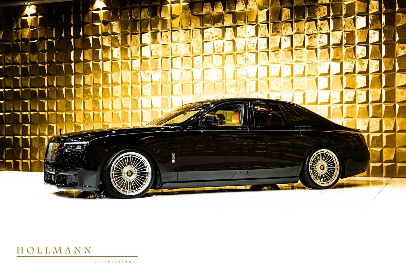 2025 Rolls-Royce Ghost Black Badge offered by a specialist dealer in Stuhr, Germany, photo 3 of 8