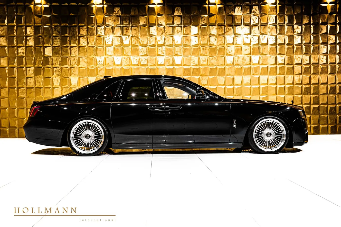 2025 Rolls-Royce Ghost Black Badge offered by a specialist dealer in Stuhr, Germany, photo 5 of 8