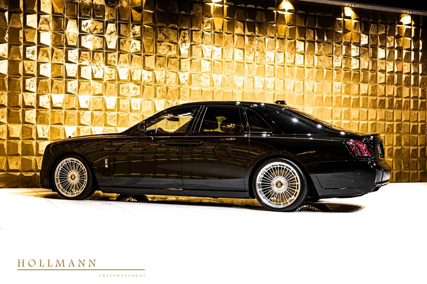 2025 Rolls-Royce Ghost Black Badge offered by a specialist dealer in Stuhr, Germany, photo 8 of 8