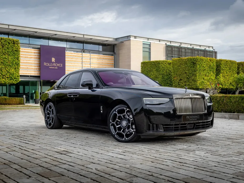 2025 Rolls-Royce Ghost Series II Black Badge proposée par un groupe de concessions agréées à London, Royaume-Uni, photo principale