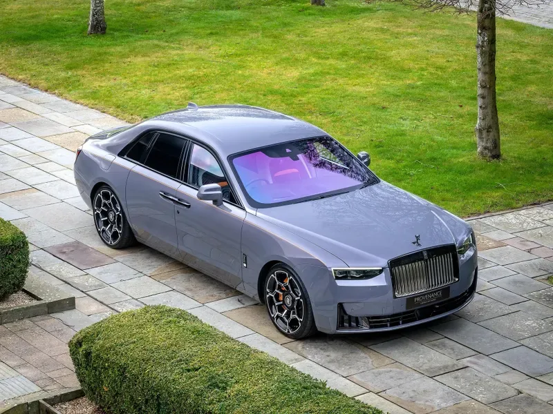 2025 Rolls-Royce Ghost Series II Black Badge en un concesionario especializado de Londres, Reino Unido, foto principal
