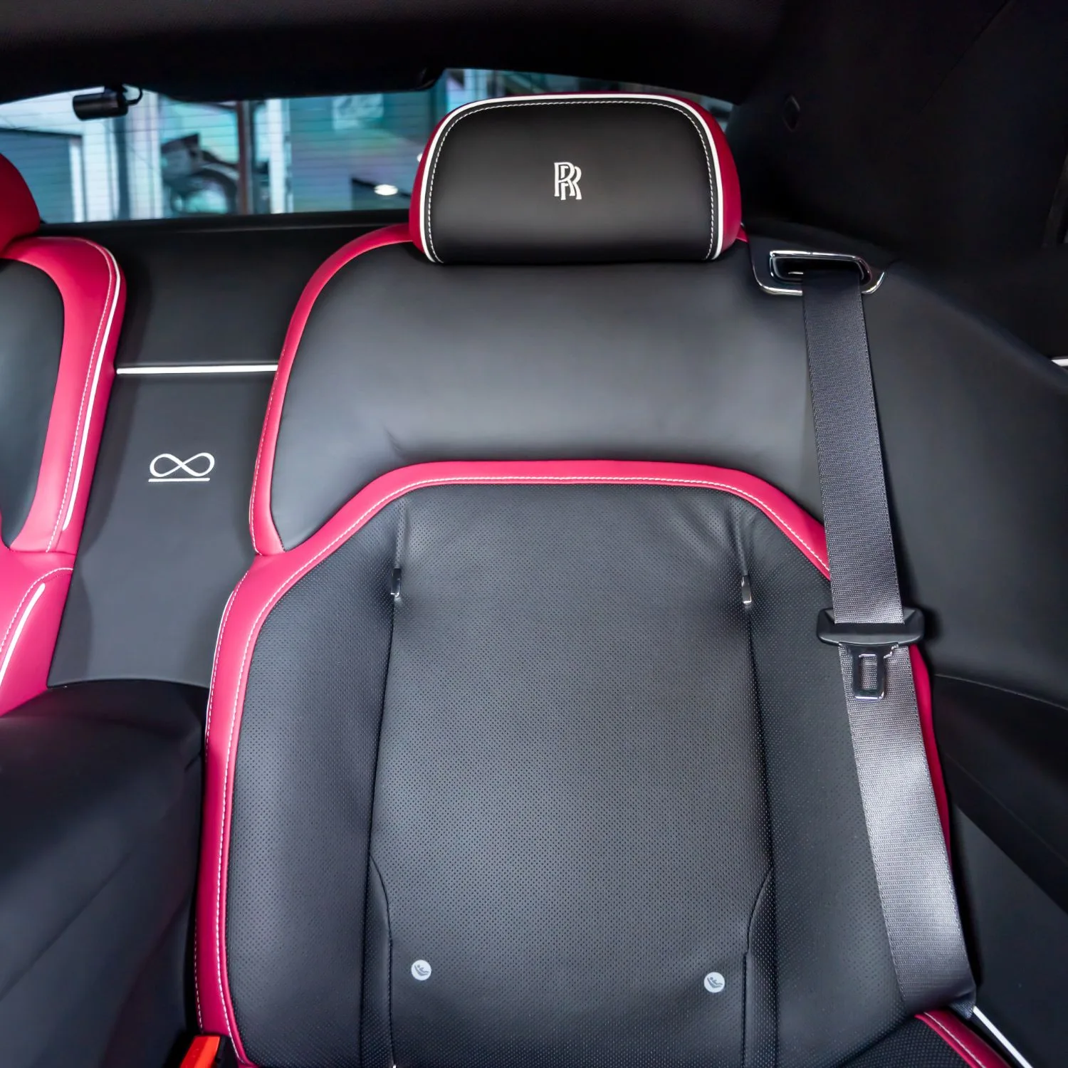 2025 Rolls-Royce Spectre offered by a specialist dealer in Dubai, United Arab Emirates, photo 16 of 18