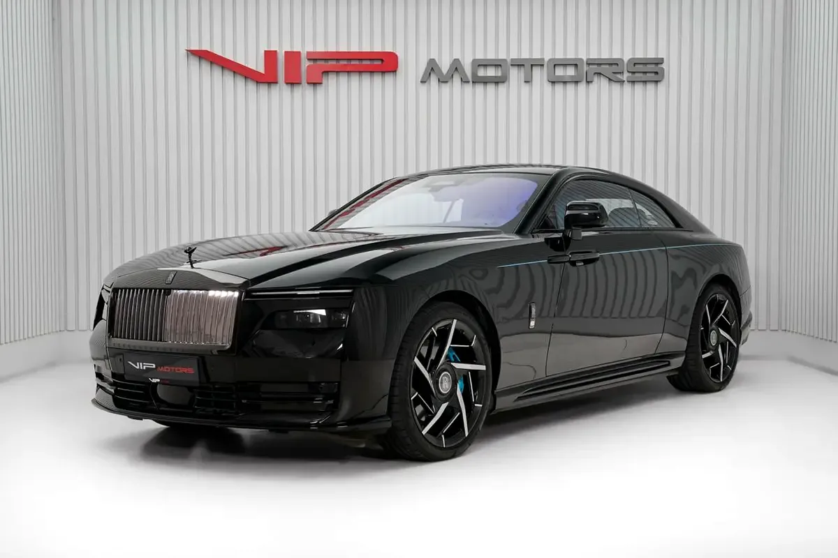 2025 Rolls-Royce Spectre Black Badge en un concesionario especializado de Dubái, Emiratos Árabes Unidos, foto principal