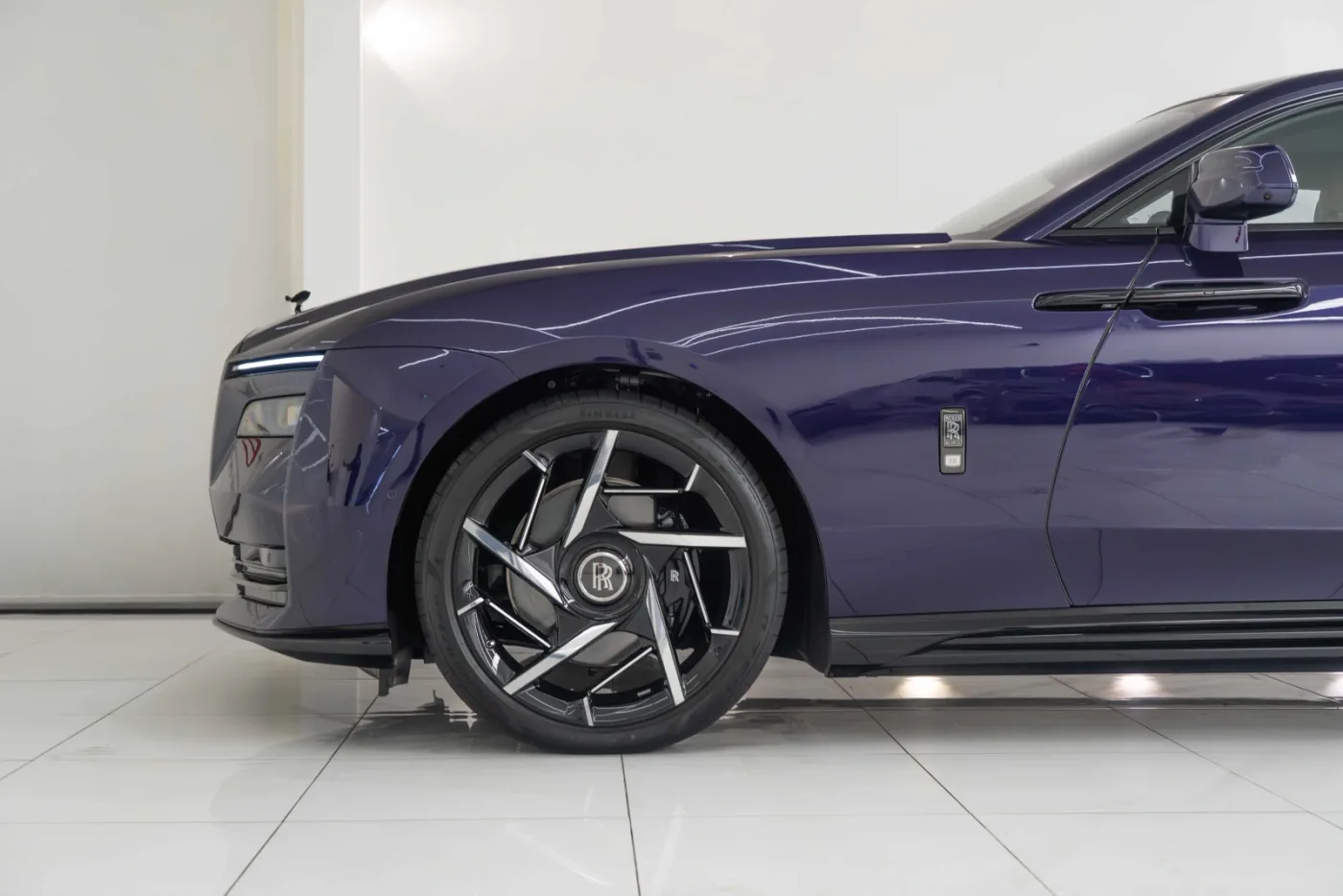 2025 Rolls-Royce Spectre Black Badge angeboten von einem Fachhändler in Dubai, Vereinigte Arabische Emirate, Foto 7 von 10