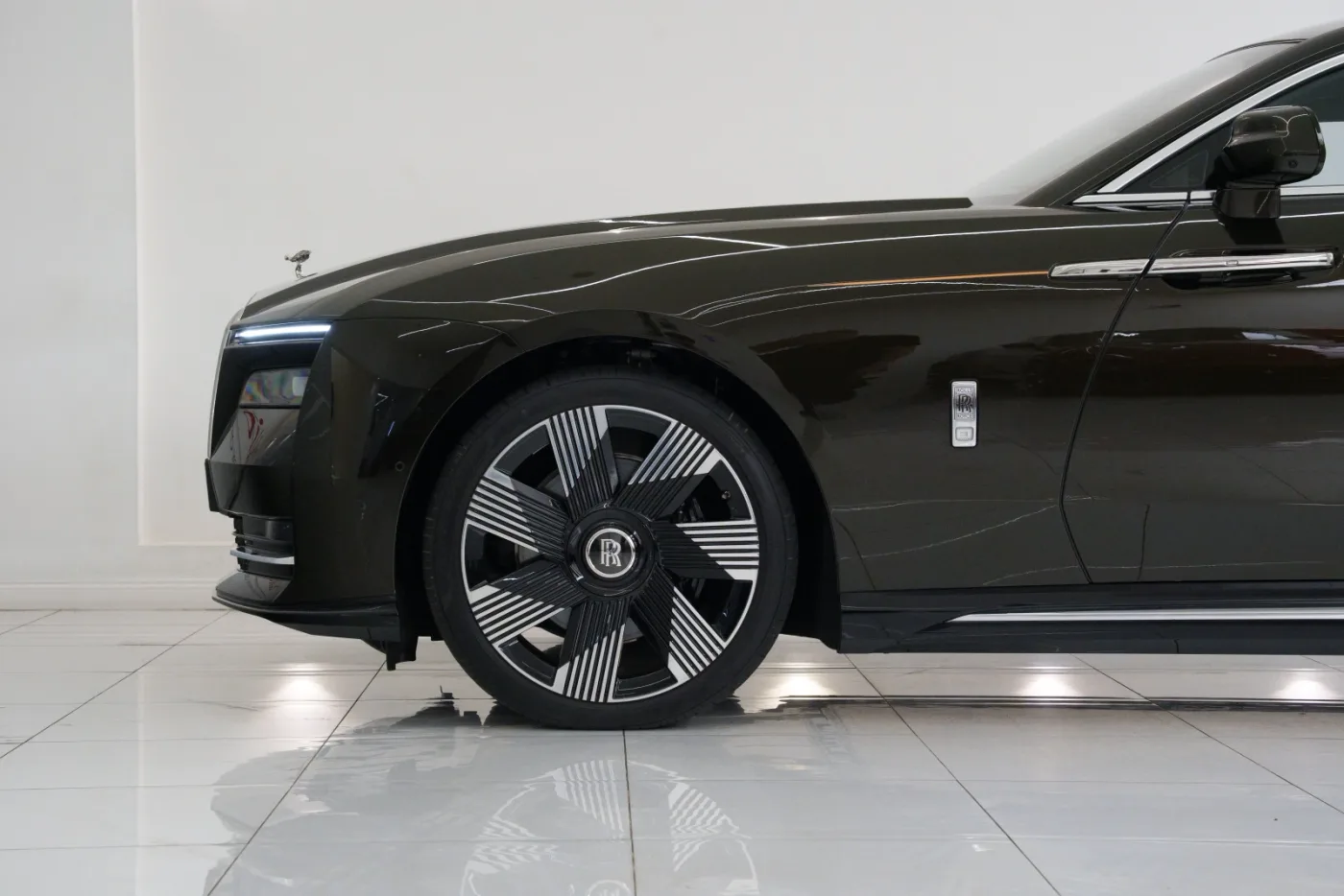 2025 Rolls-Royce Spectre offered by a specialist dealer in Dubai, United Arab Emirates, photo 5 of 10