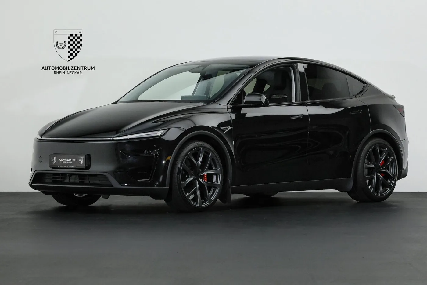 2025 Tesla Model Y Performance angeboten von einem Supersportwagenhändler in Viernheim, Deutschland, Foto 3 von 25