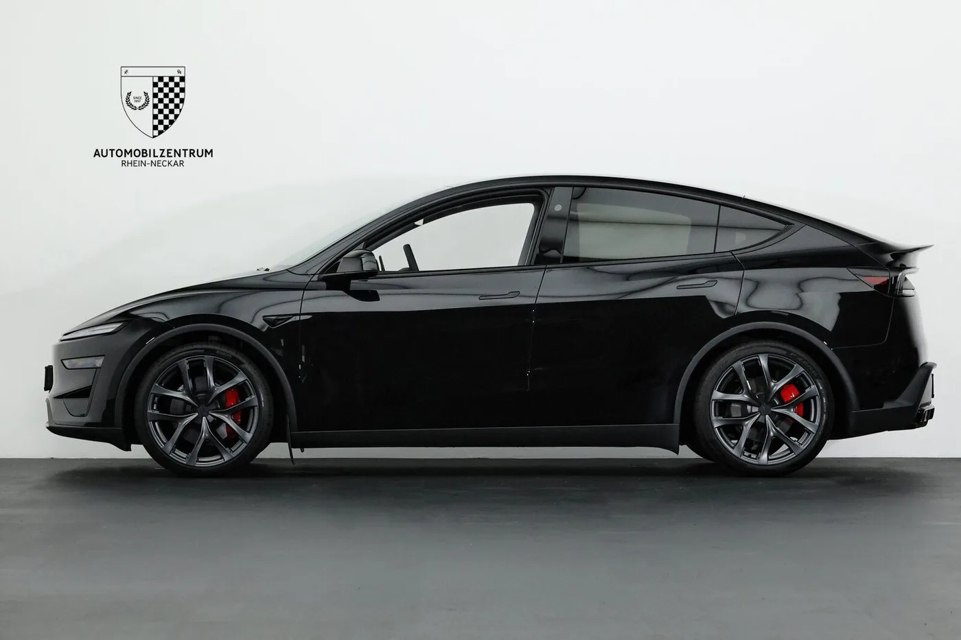 2025 Tesla Model Y Performance angeboten von einem Supersportwagenhändler in Viernheim, Deutschland, Foto 4 von 25